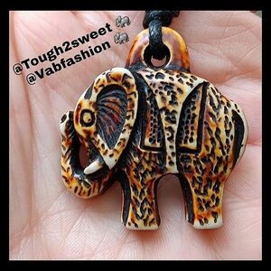 ARTISAN CARVED RESIN HIGHLY DETAILED ELEPHANT CORD NECKLACE W/ GIFT BOX (EL4)